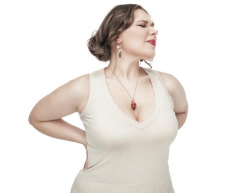 ¿El excesivo volumen de su pecho puede traer problemas físicos?